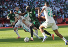 حين يقترب الحسم في الملعب… ويشتد الامتحان خارجه